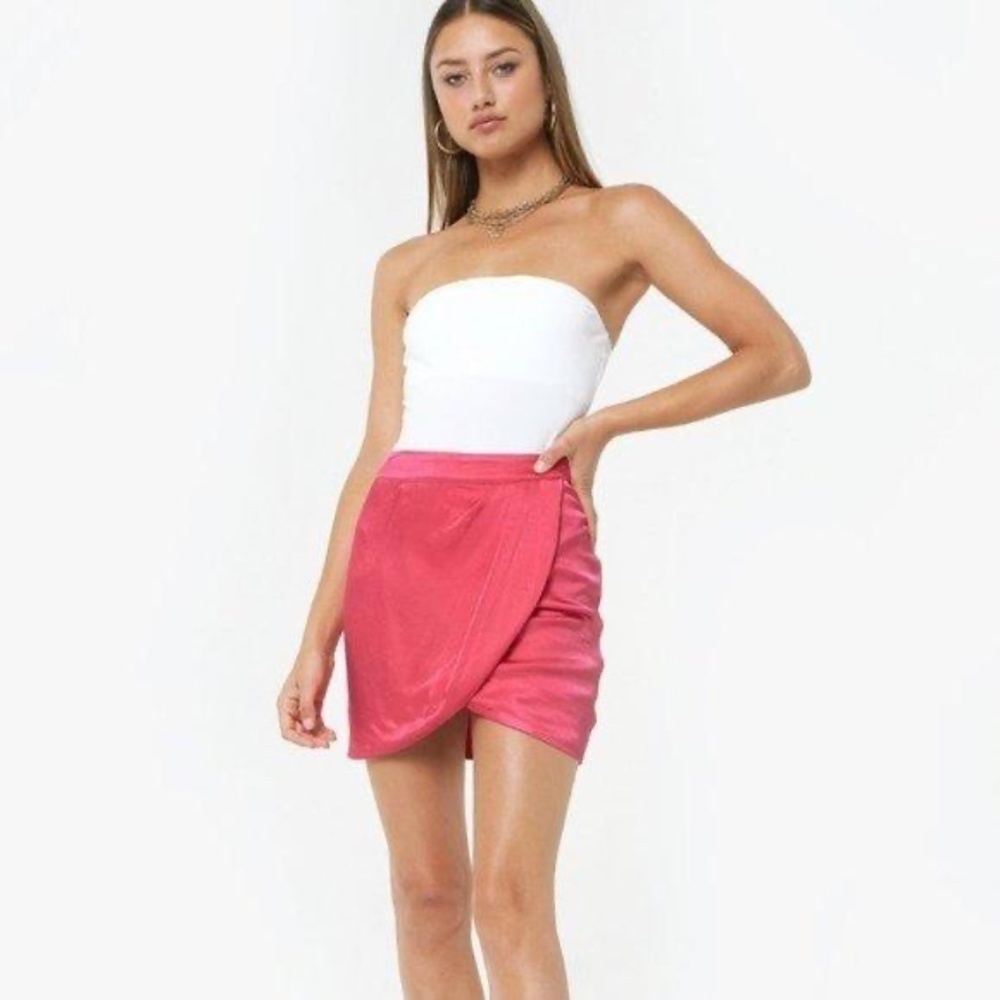 4SI3NNA | NWOT CORA FUCHSIA MINI HIGH RISE SKIRT